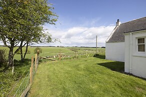 JOIVY Gorgeous Cottage With Garden & Great Views