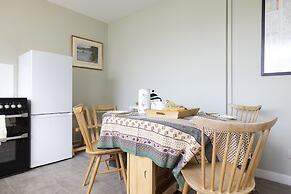 JOIVY Gorgeous Cottage With Garden & Great Views