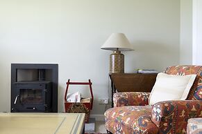 JOIVY Gorgeous Cottage With Garden & Great Views