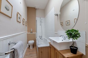 JOIVY Glamorous 3-Bed Flat Near City Centre