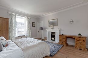 JOIVY Glamorous 3-Bed Flat Near City Centre