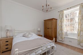 JOIVY Glamorous 3-Bed Flat Near City Centre