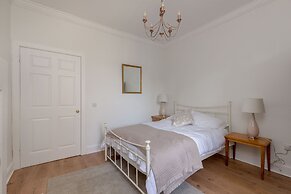 JOIVY Glamorous 3-Bed Flat Near City Centre