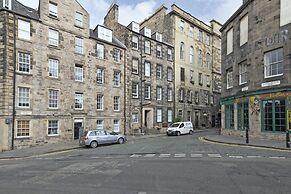 JOIVY Spacious 3 Bed Apartment In The Old Town