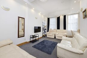 JOIVY Spacious 3 Bed Apartment In The Old Town