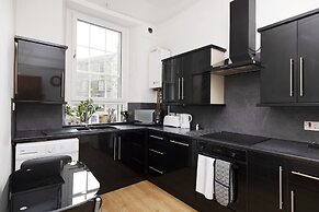 JOIVY Spacious 3 Bed Apartment In The Old Town