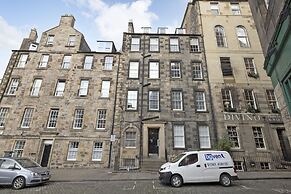 JOIVY Spacious 3 Bed Apartment In The Old Town