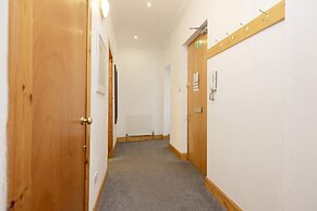 JOIVY Spacious 3 Bed Apartment In The Old Town