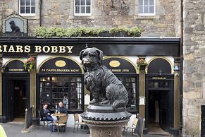 JOIVY Spacious 3 Bed Apartment In The Old Town