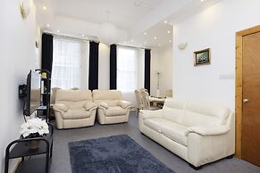 JOIVY Spacious 3 Bed Apartment In The Old Town