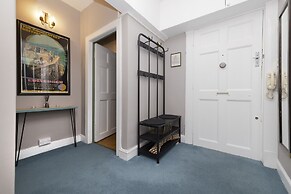JOIVY Eclectic & Design Led 3Br Apt Near Edinburgh Castle