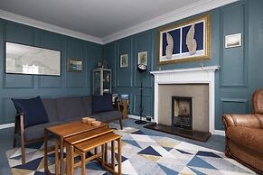 JOIVY Eclectic & Design Led 3Br Apt Near Edinburgh Castle