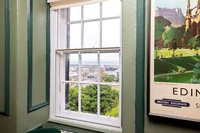 JOIVY Eclectic & Design Led 3Br Apt Near Edinburgh Castle