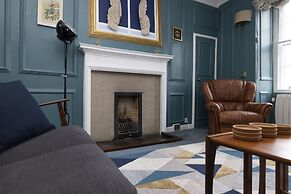 JOIVY Eclectic & Design Led 3Br Apt Near Edinburgh Castle