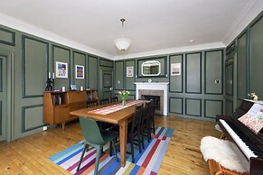 JOIVY Eclectic & Design Led 3Br Apt Near Edinburgh Castle