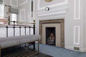 JOIVY Eclectic & Design Led 3Br Apt Near Edinburgh Castle