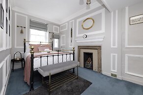 JOIVY Eclectic & Design Led 3Br Apt Near Edinburgh Castle