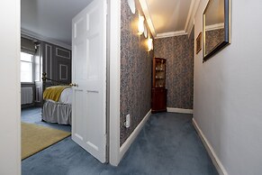 JOIVY Eclectic & Design Led 3Br Apt Near Edinburgh Castle