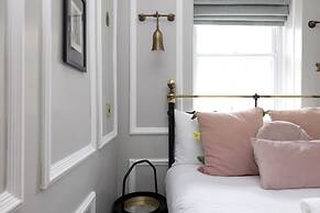 JOIVY Eclectic & Design Led 3Br Apt Near Edinburgh Castle