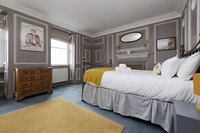 JOIVY Eclectic & Design Led 3Br Apt Near Edinburgh Castle