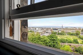 JOIVY Eclectic & Design Led 3Br Apt Near Edinburgh Castle