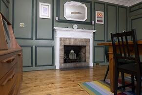 JOIVY Eclectic & Design Led 3Br Apt Near Edinburgh Castle
