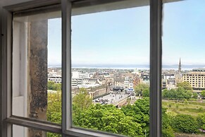 JOIVY Eclectic & Design Led 3Br Apt Near Edinburgh Castle