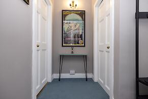 JOIVY Eclectic & Design Led 3Br Apt Near Edinburgh Castle