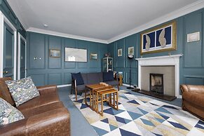 JOIVY Eclectic & Design Led 3Br Apt Near Edinburgh Castle