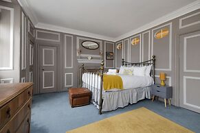 JOIVY Eclectic & Design Led 3Br Apt Near Edinburgh Castle