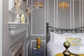 JOIVY Eclectic & Design Led 3Br Apt Near Edinburgh Castle