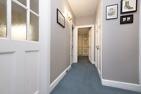 JOIVY Eclectic & Design Led 3Br Apt Near Edinburgh Castle