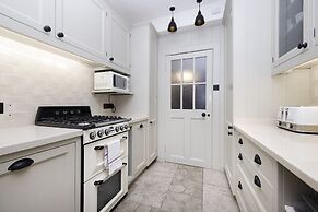 JOIVY Eclectic & Design Led 3Br Apt Near Edinburgh Castle