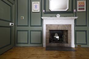 JOIVY Eclectic & Design Led 3Br Apt Near Edinburgh Castle