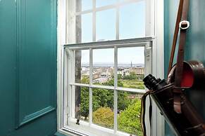 JOIVY Eclectic & Design Led 3Br Apt Near Edinburgh Castle