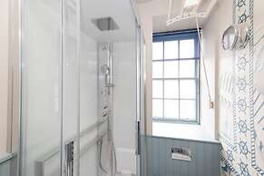 JOIVY Eclectic & Design Led 3Br Apt Near Edinburgh Castle