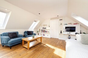 JOIVY Inviting Flat Near Edinburgh Castle W/ Parking