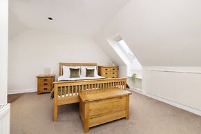 JOIVY Inviting Flat Near Edinburgh Castle W/ Parking