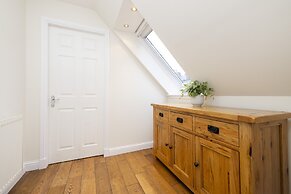JOIVY Inviting Flat Near Edinburgh Castle W/ Parking