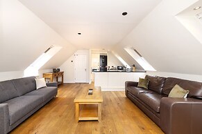 JOIVY Inviting Flat Near Edinburgh Castle W/ Parking