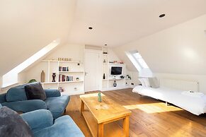 JOIVY Inviting Flat Near Edinburgh Castle W/ Parking