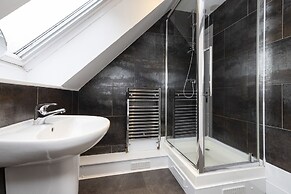 JOIVY Inviting Flat Near Edinburgh Castle W/ Parking