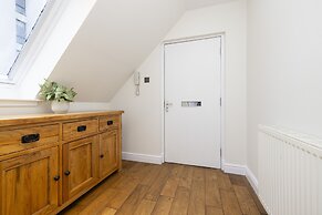 JOIVY Inviting Flat Near Edinburgh Castle W/ Parking
