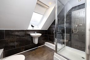 JOIVY Inviting Flat Near Edinburgh Castle W/ Parking