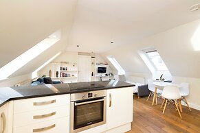 JOIVY Inviting Flat Near Edinburgh Castle W/ Parking