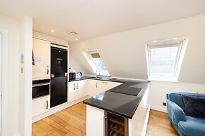 JOIVY Inviting Flat Near Edinburgh Castle W/ Parking