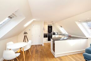 JOIVY Inviting Flat Near Edinburgh Castle W/ Parking