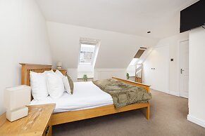 JOIVY Inviting Flat Near Edinburgh Castle W/ Parking