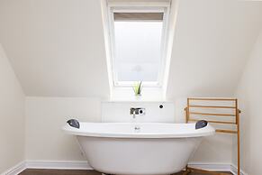 JOIVY Inviting Flat Near Edinburgh Castle W/ Parking