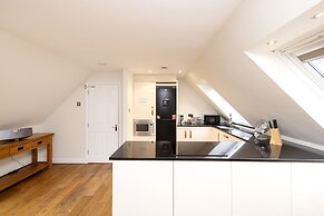 JOIVY Inviting Flat Near Edinburgh Castle W/ Parking